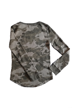REMERA OLD NAVY ESTILO CAMOUFLAGE, MANGA LARGA 14 AÑOS en internet