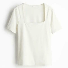Remera con escote cuadrado / Negra