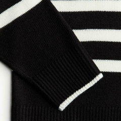 Imagen de Sweater negro con rayas blancas
