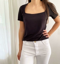 Remera con escote cuadrado / Negra en internet