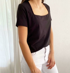 Remera con escote cuadrado / Negra - CLOSET by las Marías