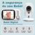 Baba eletrônica com monitor, mostrando uma criança e o dispositivo ao lado.