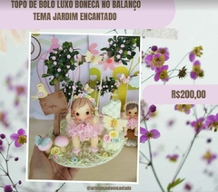 Topo de bolo personalizado em biscuit Tema Jardim Encantado menininha no balanço árvore