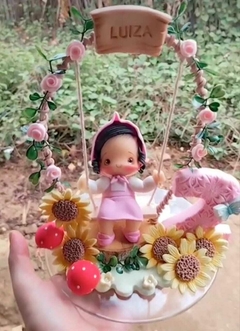 Topo de bolo menina no balanço A Masha e o Urso