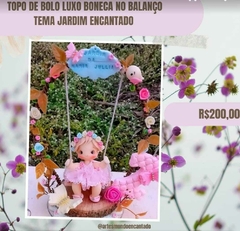 Topo de bolo personalizado em biscuit Tema Jardim Encantado menininha no balanço com arco