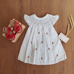 Vestido casa de abelha com bordados de cogumelos
