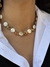 CHOKER EM PEROLA BARROCA ENTREMEIOS E FECHO BANHADO A OURO 18K - comprar online