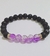 Pulseira De Pedra Vulcânica Com Detalhe Lilás