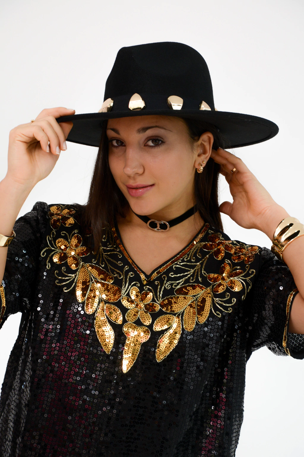 SOMBRERO CON APLIQUES DORADOS
