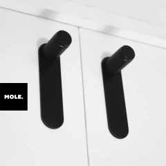 Tirador NEGRO con placa curva - MOLE