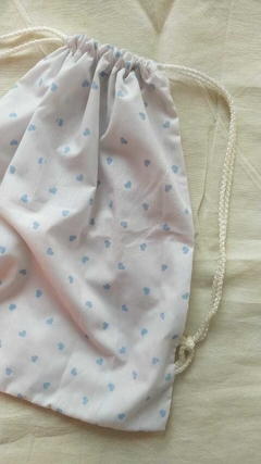 Mochilita cordon blanca con corazon celestes - comprar online