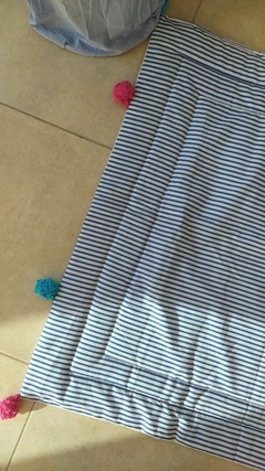 Alfombra con pompones - comprar online