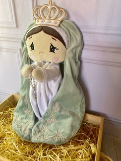 PELÚCIA NOSSA SENHORA APARECIDA (COM ORAÇÃO + NOME) - comprar online