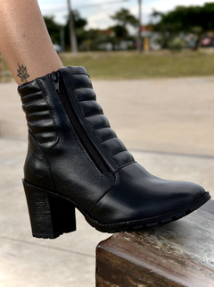 Bota Feminina Coturno Cano Baixo Zíper Duplo Super Confortável na internet