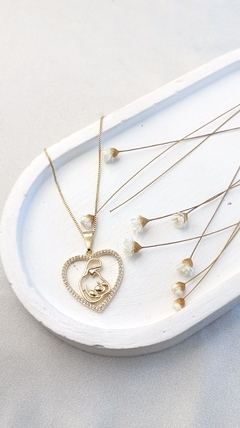 Cordão com Mãe e Bebê no Coração Cravejado - comprar online