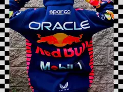 CAMPERA FRIZA INVISIBLE RED BULL F1 2023 TEAM VERSTAPPEN PÉREZ BUZO ANTIFLAMA