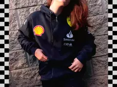 CAMPERA FRIZA INVISIBLE FERRARI F1 2023 TEAM LECLERC SAINZ en internet