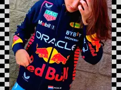 Imagen de CAMPERA FRIZA INVISIBLE RED BULL F1 2023 TEAM VERSTAPPEN PÉREZ BUZO ANTIFLAMA