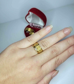 PAR DE ALIANÇA DOURADA COM FRISOS EM FORMATO X 8MM - comprar online