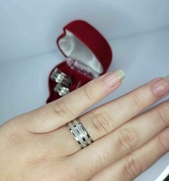 PAR DE ALIANÇA PRATA DIAMANTADA COM 3 FRISOS 8MM - comprar online