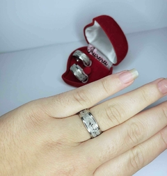 PAR DE ALIANÇA PRATA DIAMANTADA COM BATIMENTO 8MM - comprar online