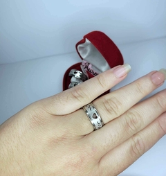 PAR DE ALIANÇA PRATA COM BATIMENTO E CORAÇÃO 8MM - comprar online