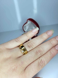 PAR DE ALIANÇA DOURADA LISA CHANFRADA 6MM - comprar online