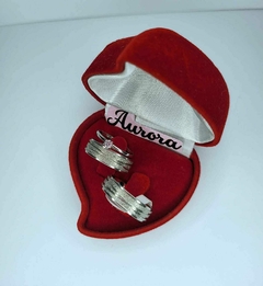 PAR DE ALIANÇA PRATA COM FRISOS EM FORMATO X 6MM