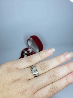 PAR DE ALIANÇA PRATA COM MEIO GIRATÓRIO 6MM - comprar online