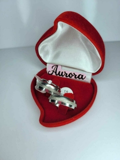 PAR DE ALIANÇA PRATA ABAULADA COM RISCO DIAMANTADO 6MM