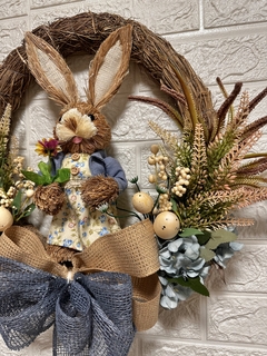 Guirlanda de Páscoa Casal Encantado 50 cm - AMOREIRA DECOR