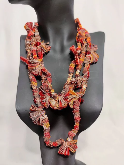 Colar de tecido vermelho