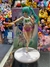Figura de Hatsune Miku en pose dinámica, con cabello aqua y vestimenta deportiva, sobre una base blanca.