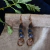 brinco de pedras com argola dupla