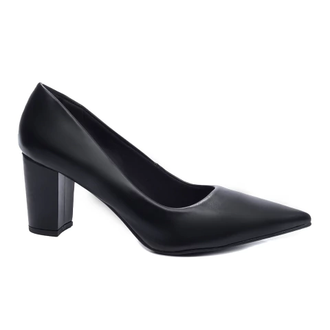 Sapato scarpin preto numeracao maior com salto bloco grosso, design elegante e moderno.