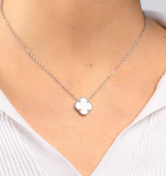 COLLAR TRÉBOL BLANCO ACERO - comprar online