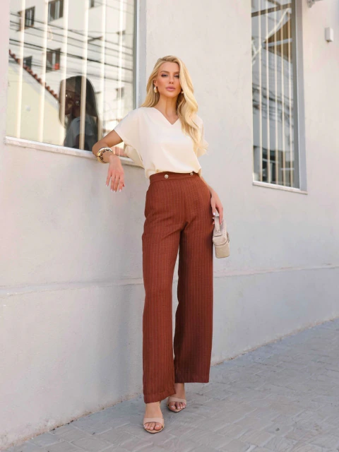 CALÇA RETA ESTAMPA LISTRADA RISCA GIZ CAMBRIDGE BROWN