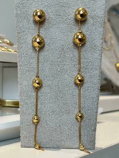Brinco bolas lisas decrescentes com banho em ouro 18k