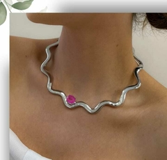 Choker Chevron Banho Ródio Branco lisa com pedra Fusion Oval na cor Fúcsia.