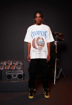 Camiseta Oversized Champions na internet