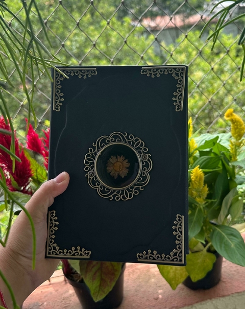 Diário Preto com broche de flor resinada - ENCOMENDA - comprar online