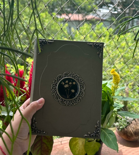 Grimório/Herbário/Diário Marrom Claro com broche de flor resinada - comprar online