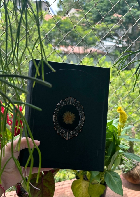 Grimório/Herbário/Diário Preto com broche de flor resinada - comprar online