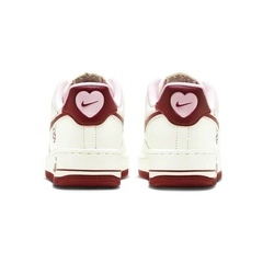 Air Force 1 Low "Valentine's Day" na internet