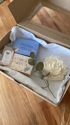 BOX EN CAJITA. Vela Peonia + Dos Jabones artesanales - comprar online