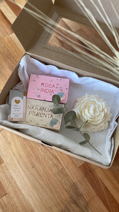 BOX EN CAJITA. Vela Peonia + Dos Jabones artesanales