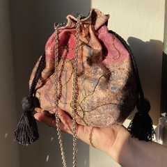 Bolsa kali estampada - detalhes dourados