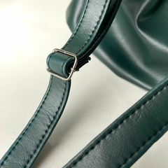 Bolsa saco na cor verde escuro - comprar online