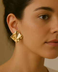 Brinco Feminino Quadrado Banho Ouro 18k Luxo - Elluma Essence - Joias de Prata 925 e Semijoias banhadas a Ouro 18k