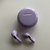 Auriculares inalámbricos Pro 6 Bluetooth de color púrpura con su estuche de carga.
